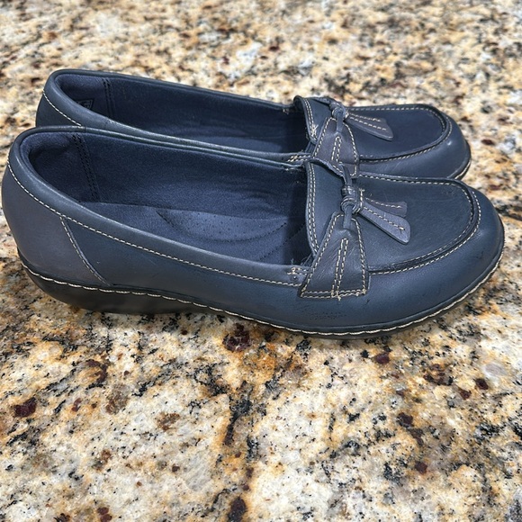 Clark’s Women’s Ashland Bubble Navy Loafers - Picture 5 of 6